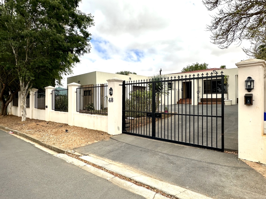 4 Bedroom Property for Sale in Bergzicht Western Cape